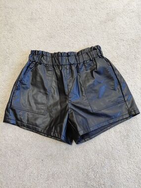 Amisu Black High-Waist Faux Leather Shorts